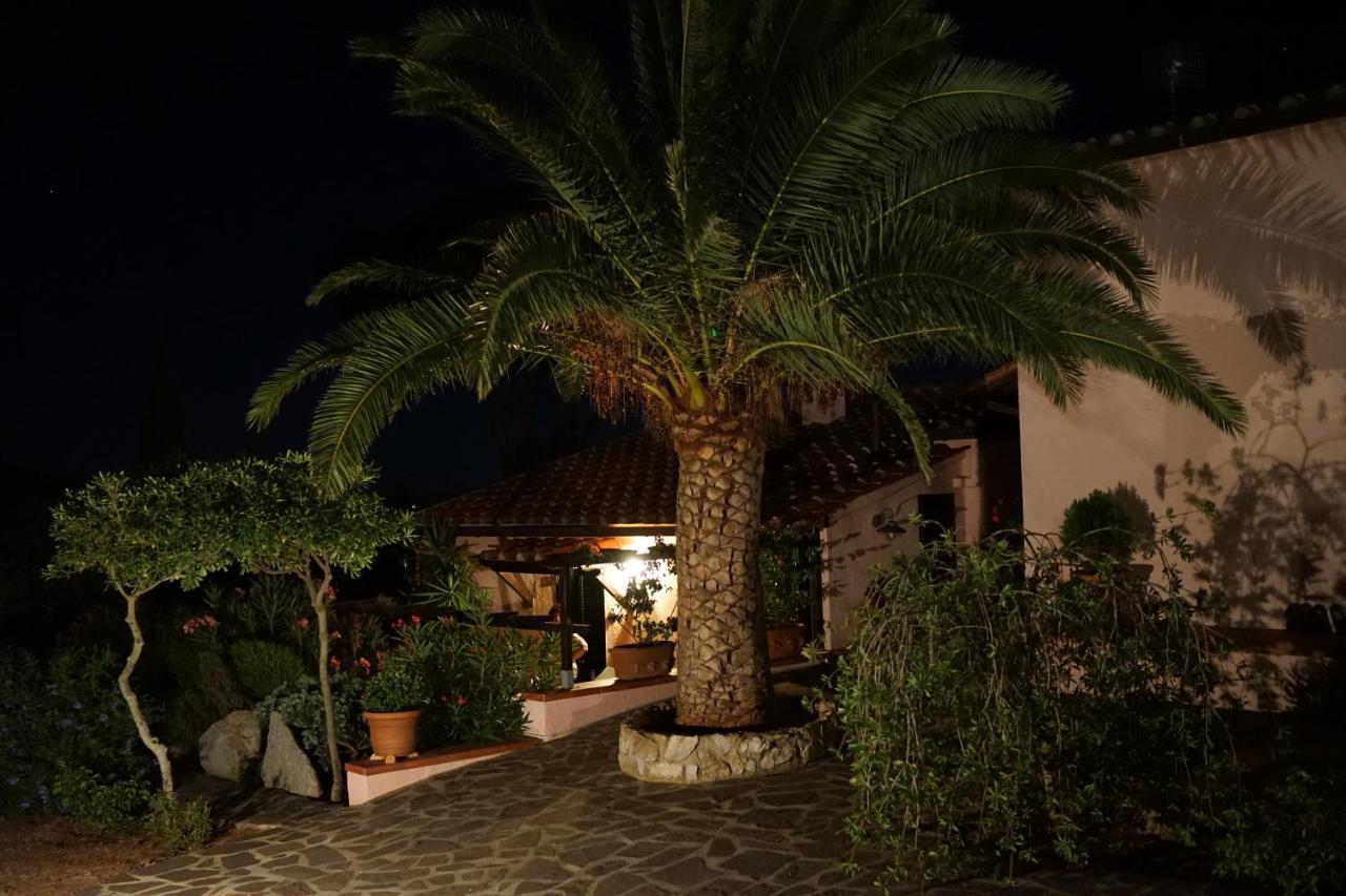 Studio-Appartment In Landhaus Mit Meerblick Porto Azzurro Ngoại thất bức ảnh